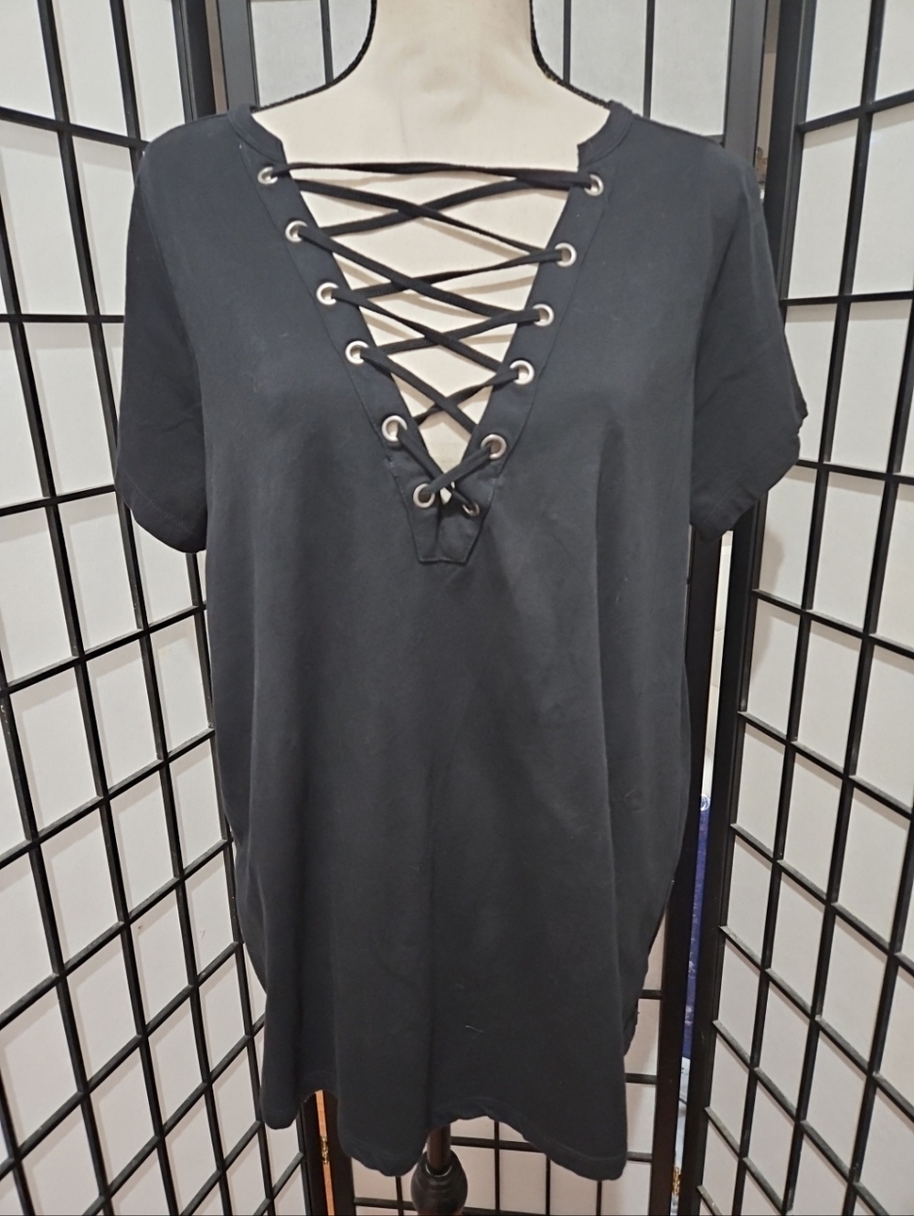 Heritage By Torrid Size 1 (14/16)  Black  Criss-Cross Short Sleeve Knit T-Shirt